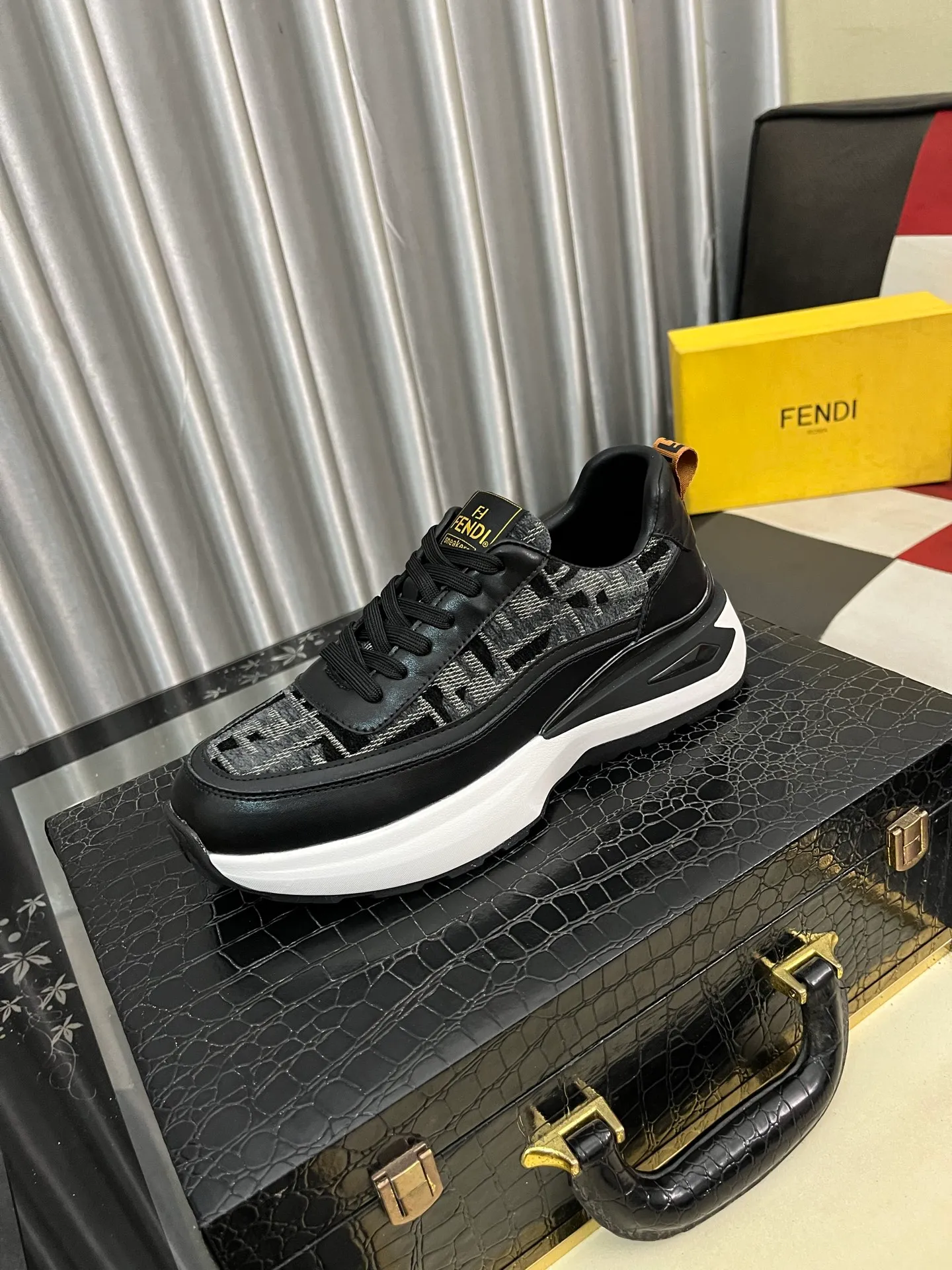 Men's shoes💰458⌚️⌚️[FENDI-FENDI] Classic men's casual shoes🔥New product nowadays, made of cowhide + breathable fabric, comfortable pigskin lining. The perfect last shape and generous and fashionable design have attracted the favor of many consumers. 🔥Number of sizes: 38-444️⃣Colors available